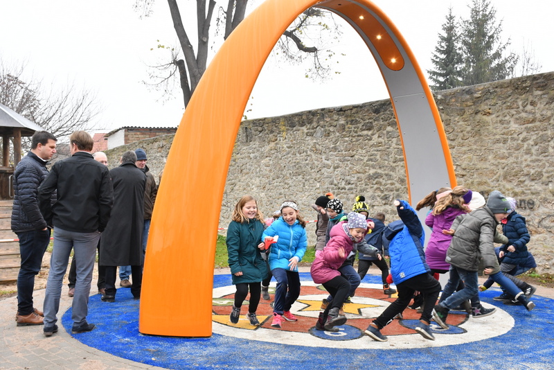 Der Sona Tanzbogen lädt zum Tanzen, Bewegen und Spielen ein.