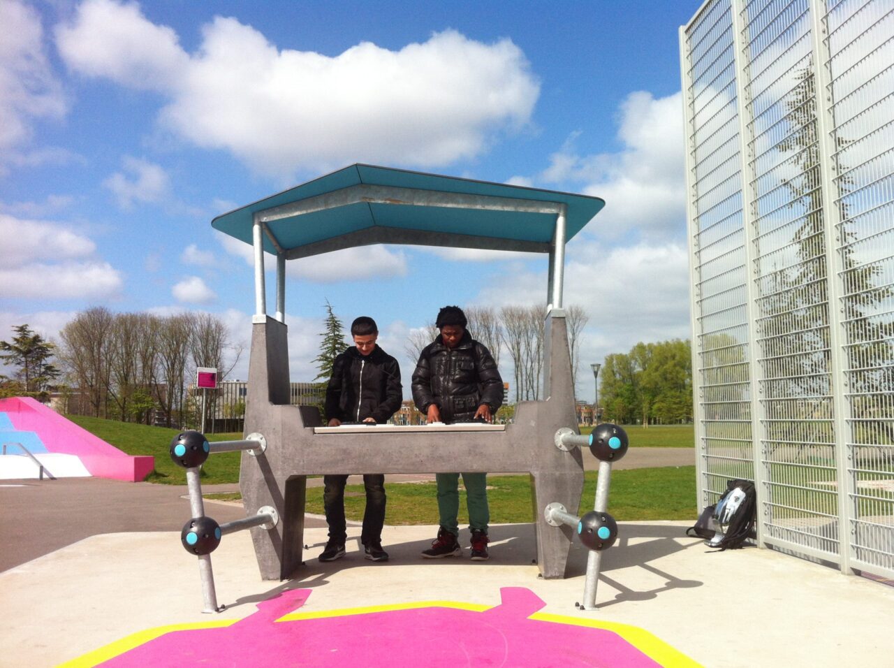 Robust und spielerisch: Unsere wetterbeständigen interaktiven Spielgeräte für draußen.