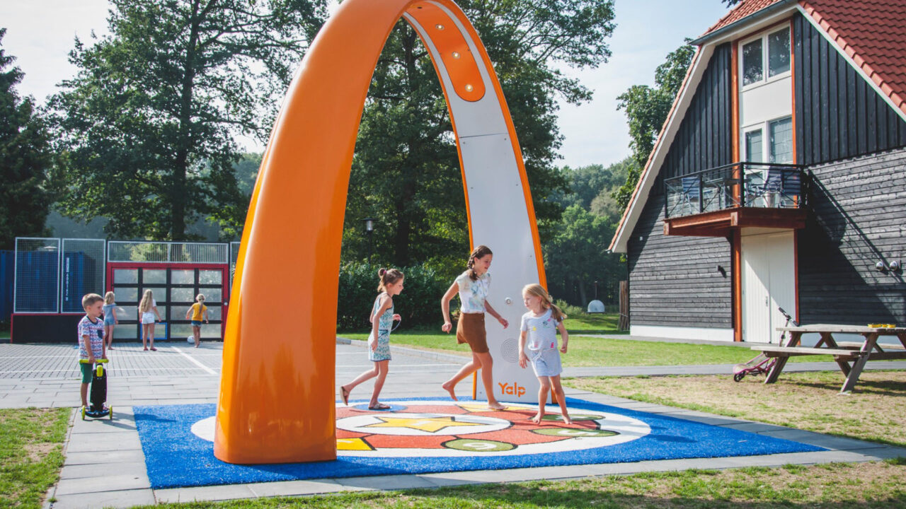 Für alle Jahreszeiten: Interaktive Spielgeräte, die Regen, Wind und Sonne trotzen.
