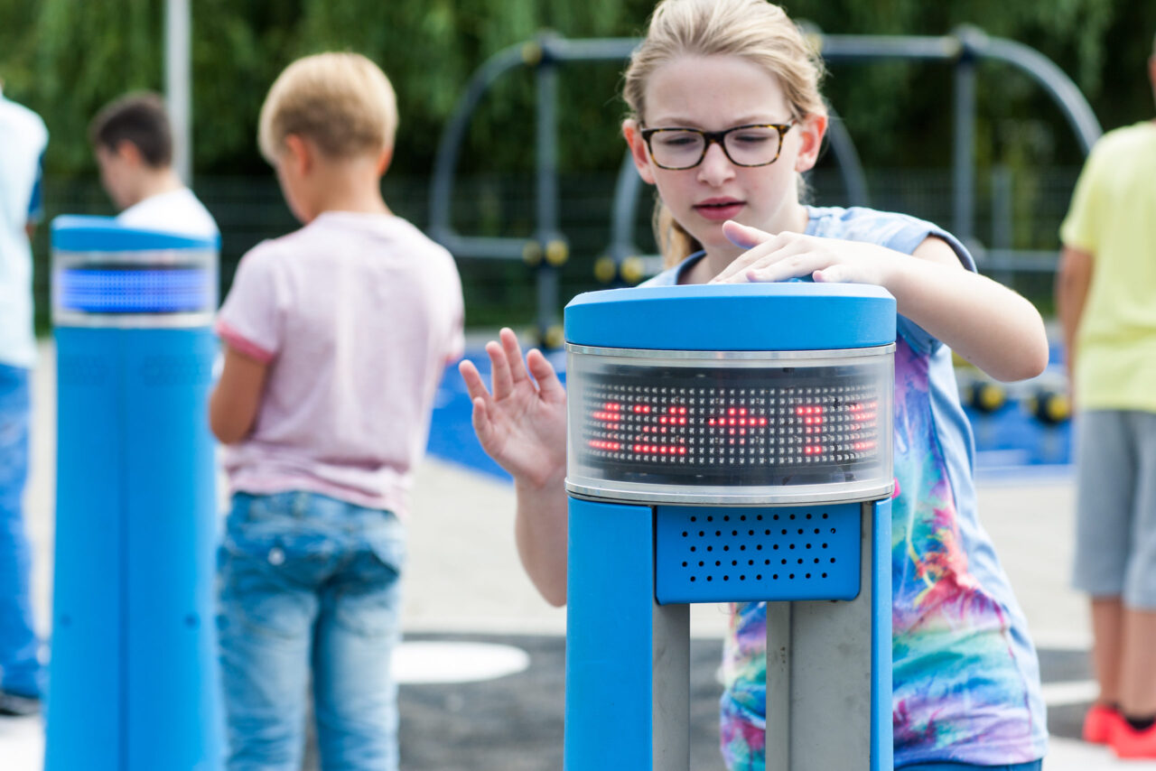 Lappset Memo - Spielsäulen - Auf dem Schulhof