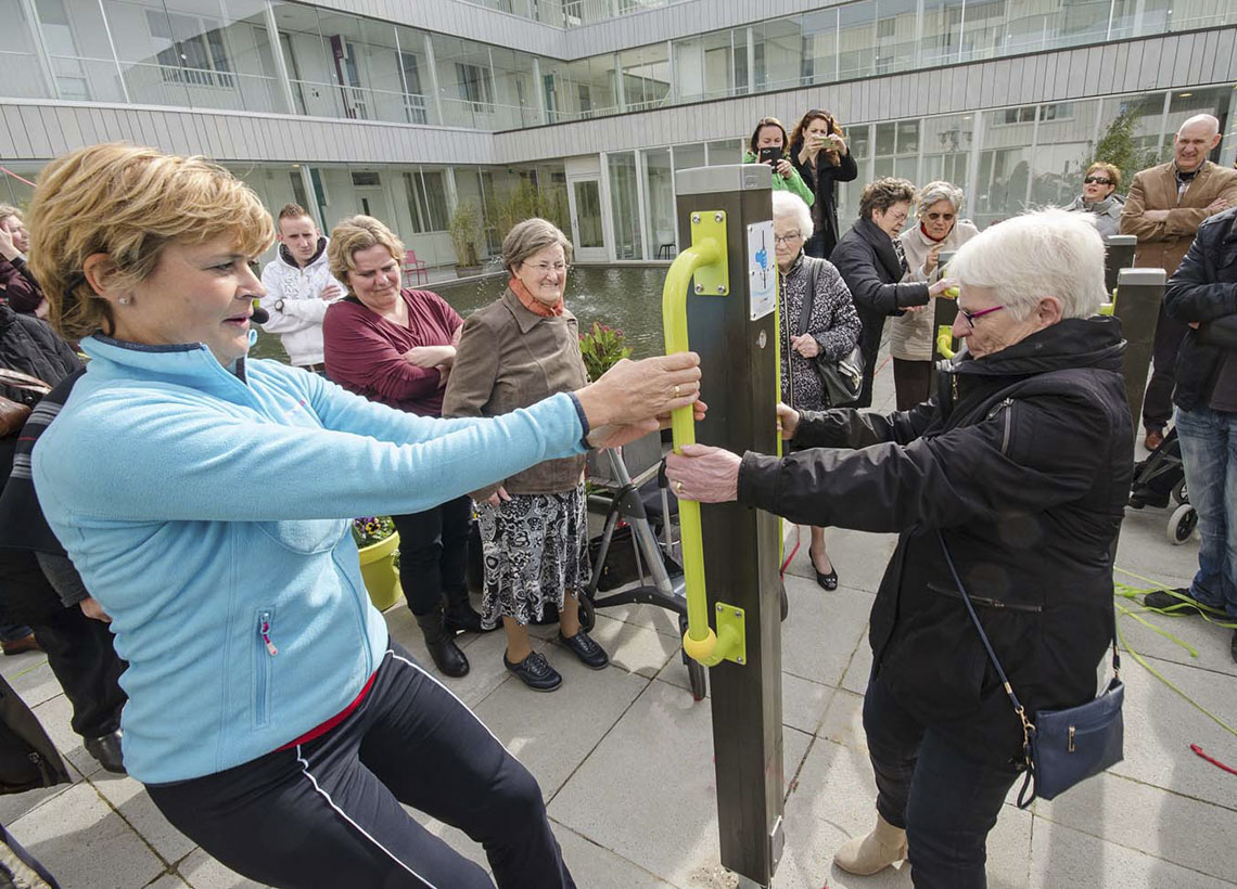 Regelmäßige Bewegung hilft, die Mobilität zu erhalten und das Risiko von Stürzen zu verringern.