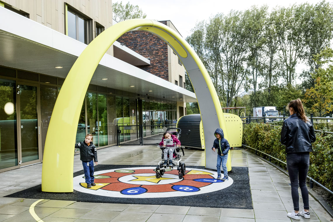 Inklusion im Spiel: Der Lappset Sona Spielbogen schafft einen Raum, in dem alle Kinder gemeinsam lernen und spielen können – unabhängig von ihren Fähigkeiten.