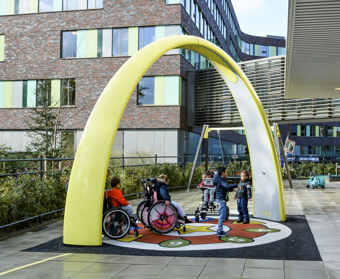 Gemeinsam stark: Der Sona Spielbogen fördert Inklusion durch interaktive Erlebnisse, die Kinder unterschiedlicher Fähigkeiten zusammenbringen.