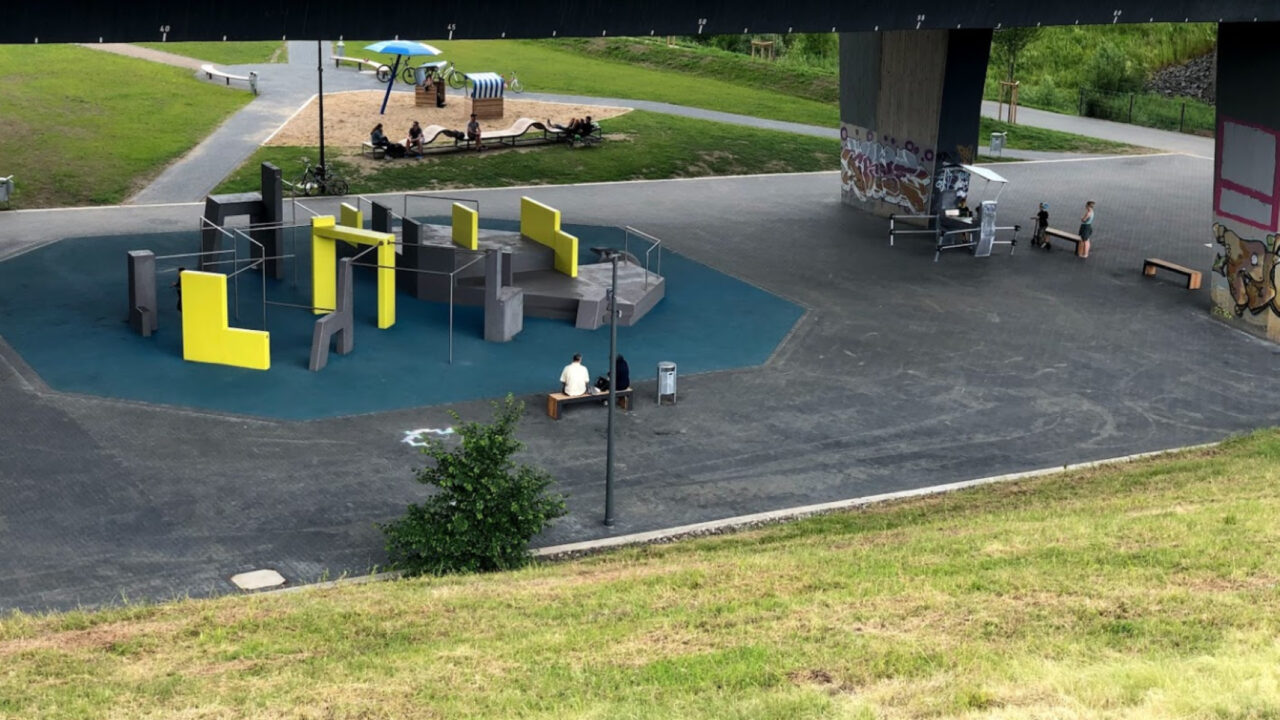 Jugendliche genießen die einzigartigen Freizeitmöglichkeiten am You Point in Dortmund