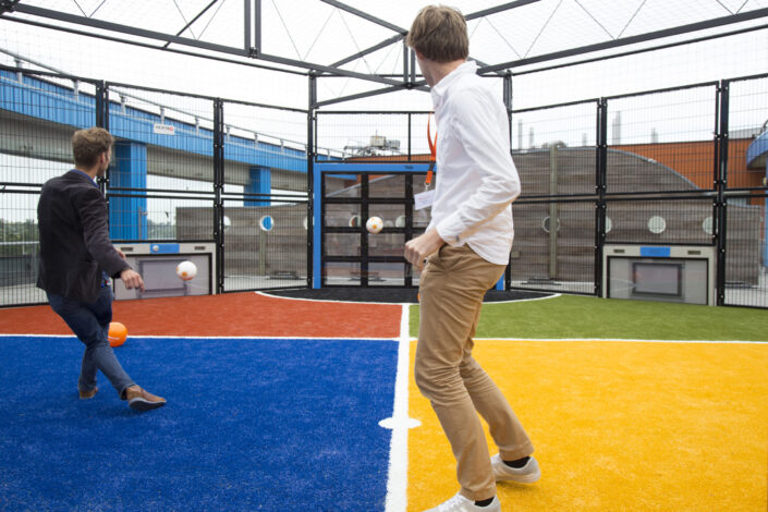 Spielen auf die Lappset Sutu im Spielkäfig