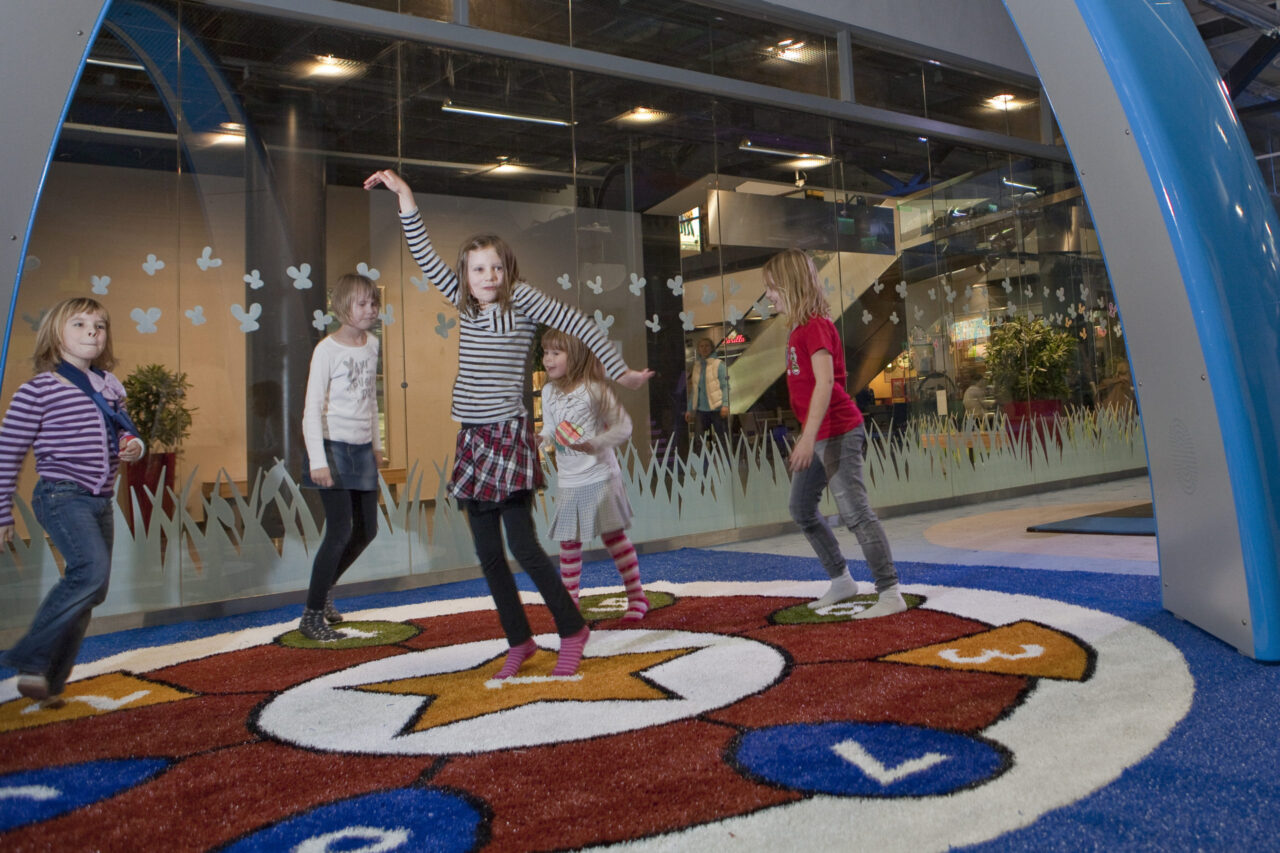 Lappset Sona - Spielbogen im Einkaufszentrum