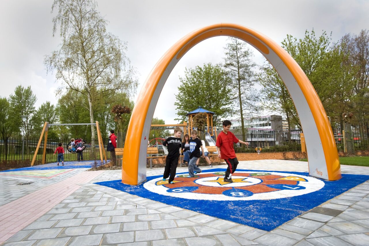 Lappset Sona - Spielbogen auf dem Schulhof
