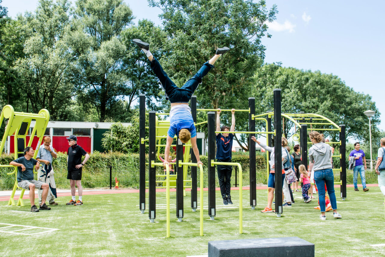 Gemeinsam trainieren, mehr erreichen – Unsere Outdoor-Sportgeräte fördern Bewegung und Teamgeist.