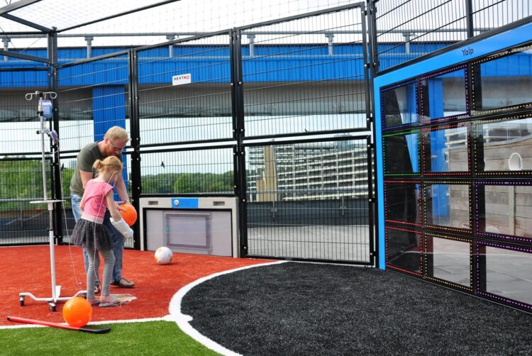 Spielen auf die Lappset Sutu im Spielkäfig