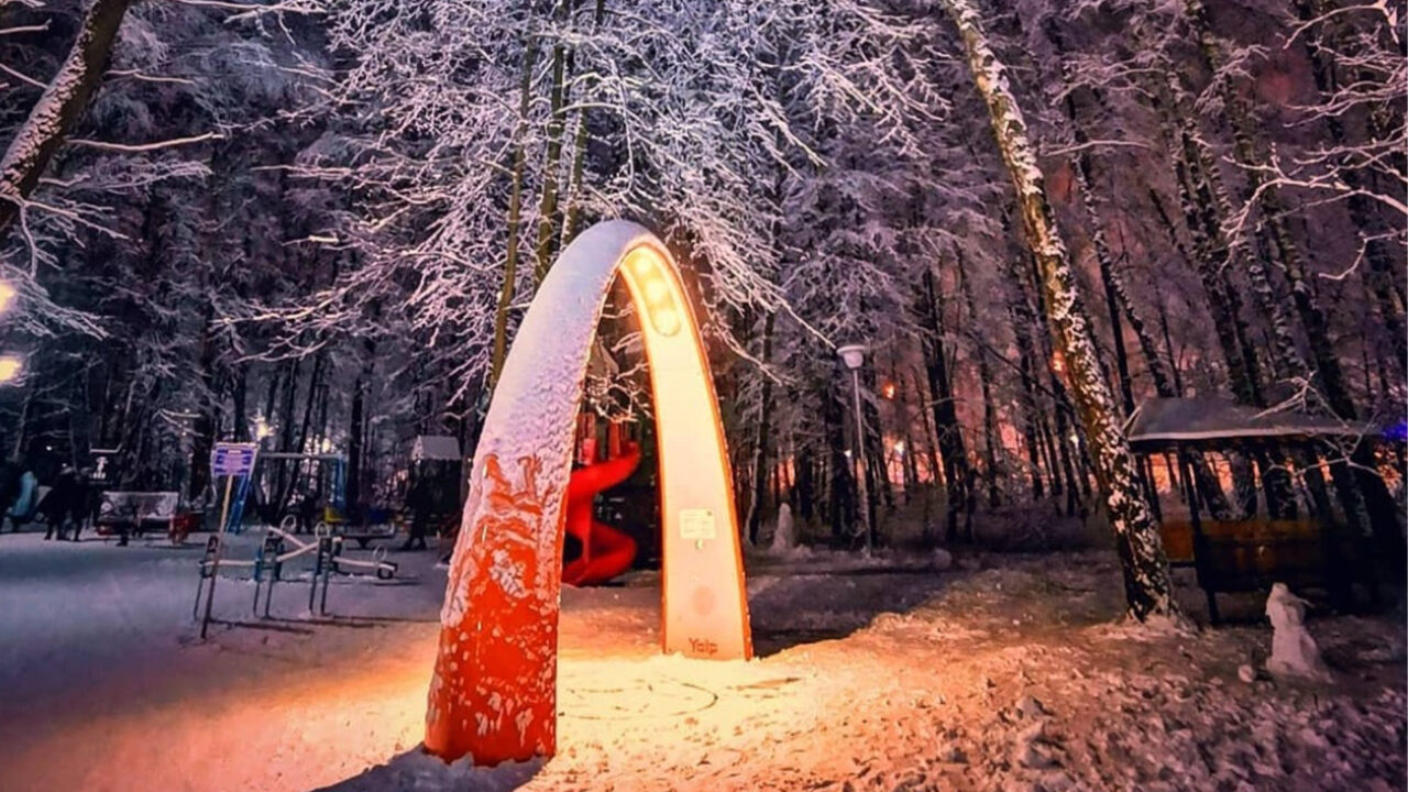 Lappset Sona Interaktiver Spielbogen | TiNao Rasskazovka Park (Fotograf: Vadim Morozov)
