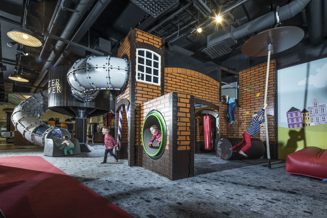 Kinder haben Spaß und entwickeln ihre Fähigkeiten in einem kreativen Indoor-Spielbereich.