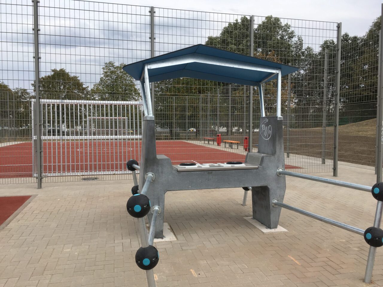 Lappset Fono neben einem Fußballplatz in Magdeburg
