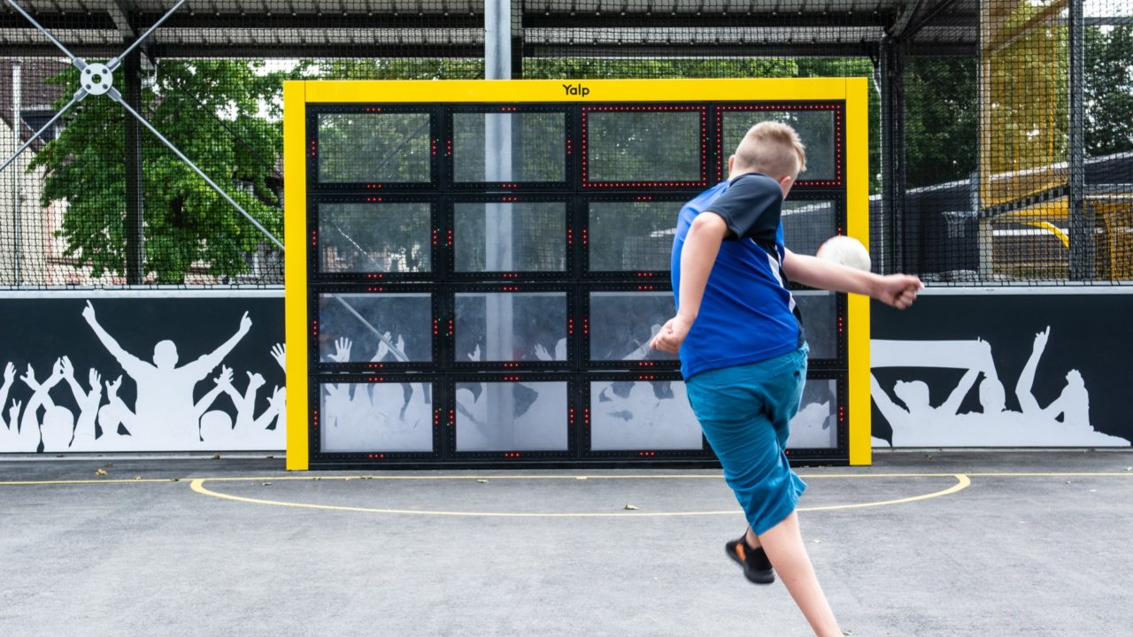Handballer und Fußballer erleben digitale Herausforderungen mit der innovativen Sutu Fußballwand.