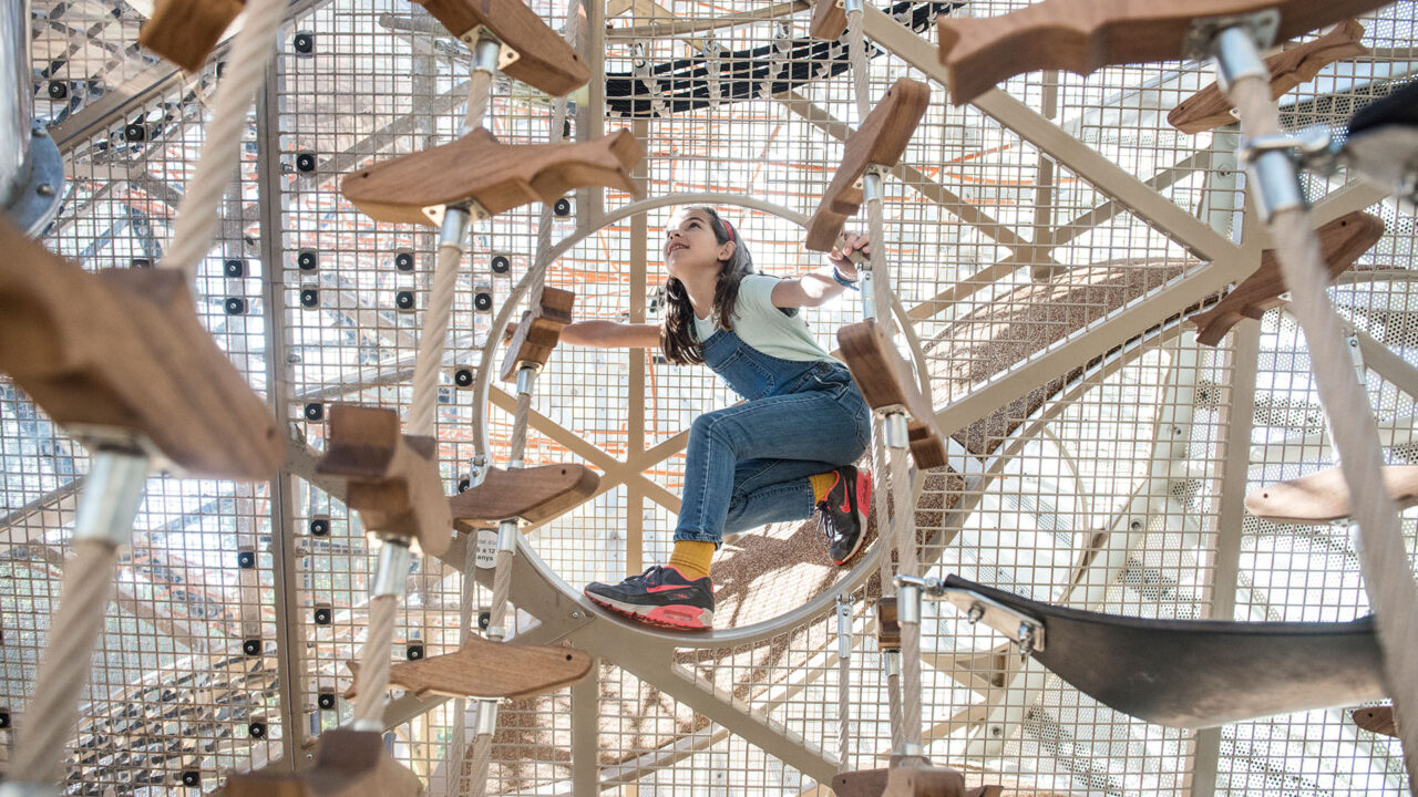 Tauchen Sie ein in den Spaß: Der bezaubernde Wal-Spielplatz von Barcelona
