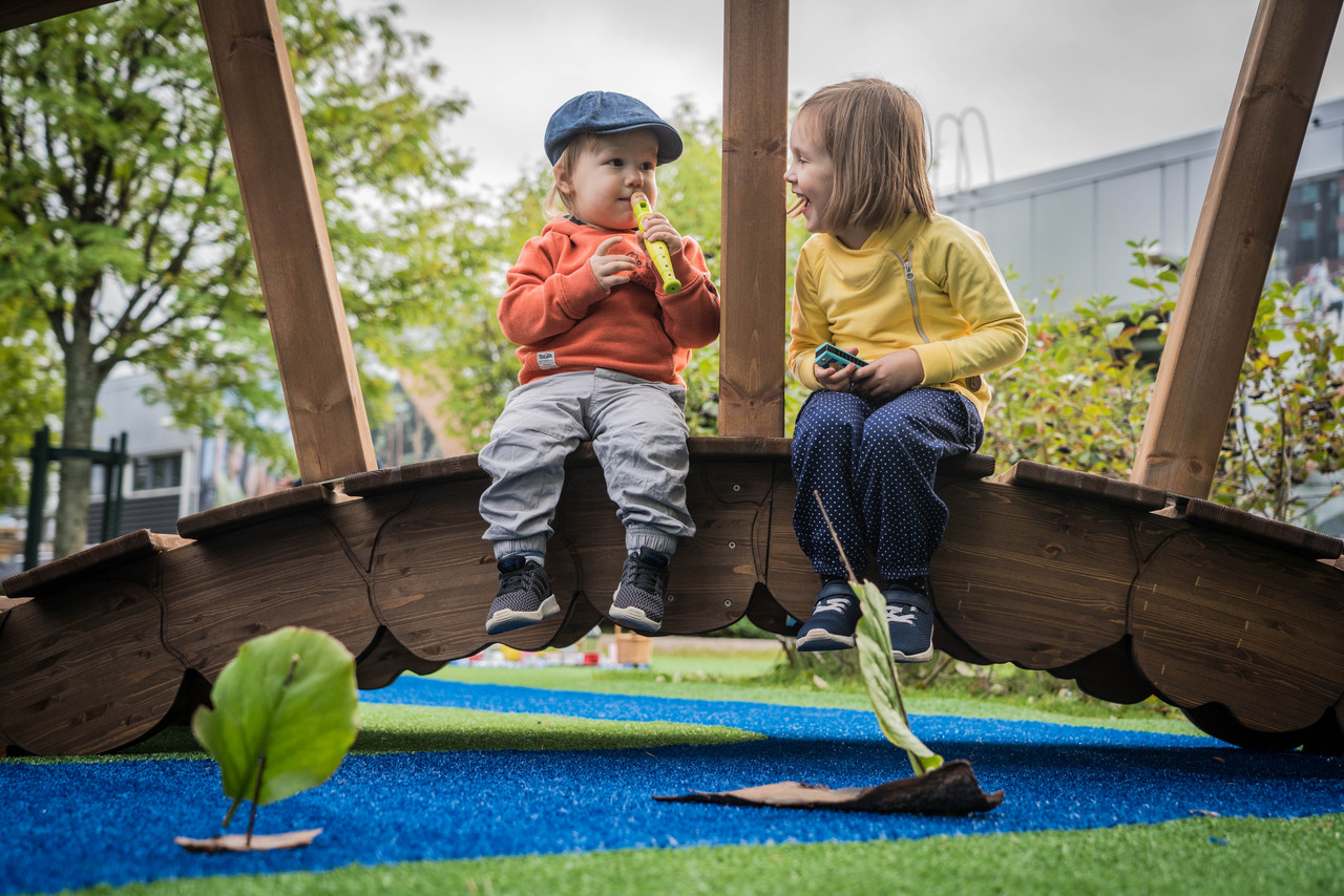 Zwei Kinder angeln zusammen – Ein Abenteuer in Moominvalley.