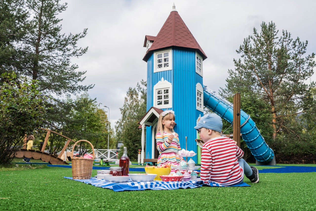 Picknick mit Freunden – Ein entspannter Moment auf dem Moomin-Spielplatz.