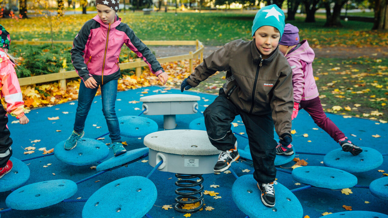 Förderung von Bewegung und Kreativität mit langlebigen Spielgeräten für draußen.