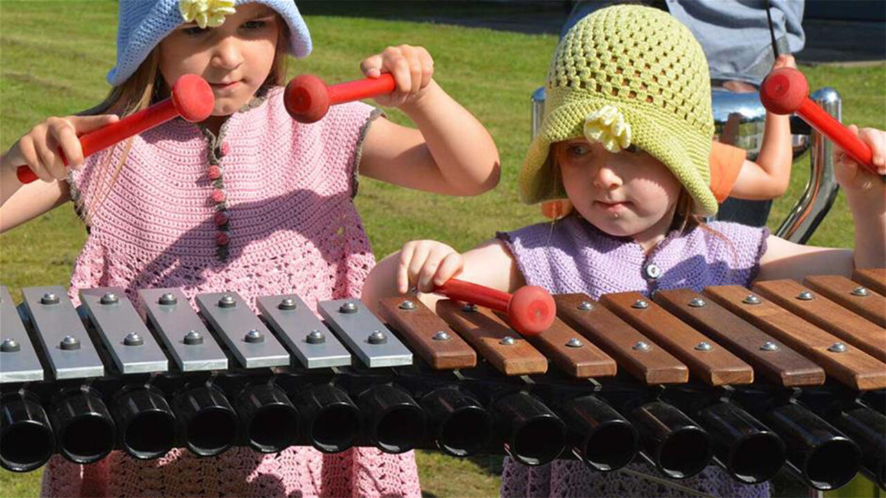 Kreativität entfalten im Park Kinder entdecken ihre Liebe zur Musik an Freiluft-Instrumenten.
