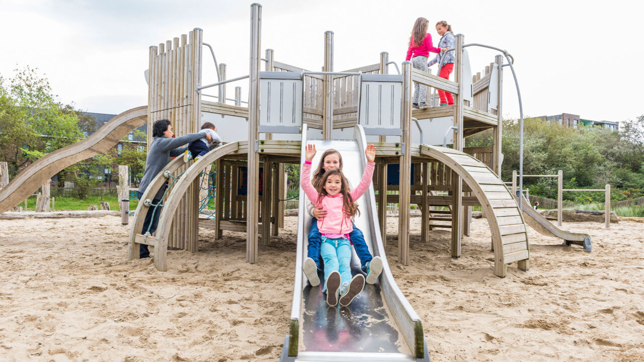 Holzrutsche mit Rutschfläche aus Edelstahl
