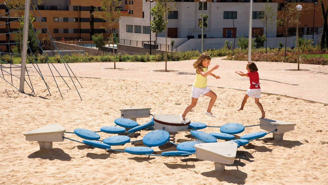 Jeder Tag ein Abenteuer – Der Spielplatz wird zum Entdeckungsort, an dem Kinder ihre Umgebung erkunden und verstehen.