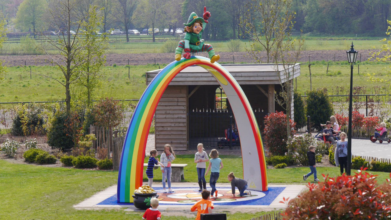Kinder auf einem interaktiven Spielplatz beim Entdecken ihrer Umgebung.