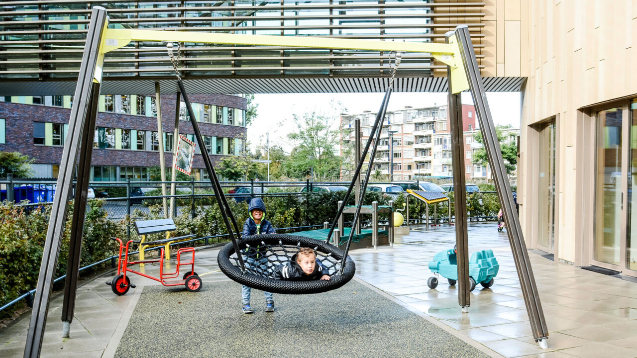 Ein Ort der Begegnung Inklusive Spielplätze schaffen barrierefreie Räume, die Begegnungen und Interaktionen zwischen Kindern und Eltern fördern.