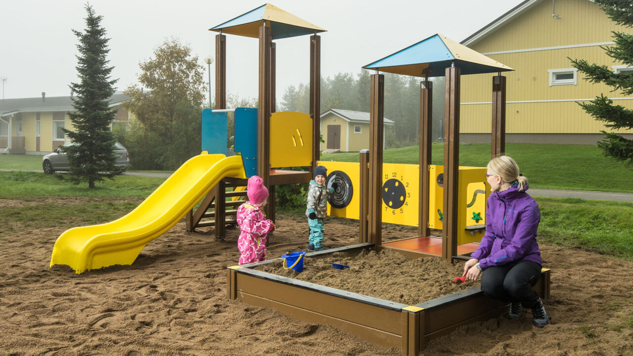Die Farben, Formen, Materialien und Dimensionen der Rahmen regen die natürliche Bewegungs- und Spielfreude der Kinder an