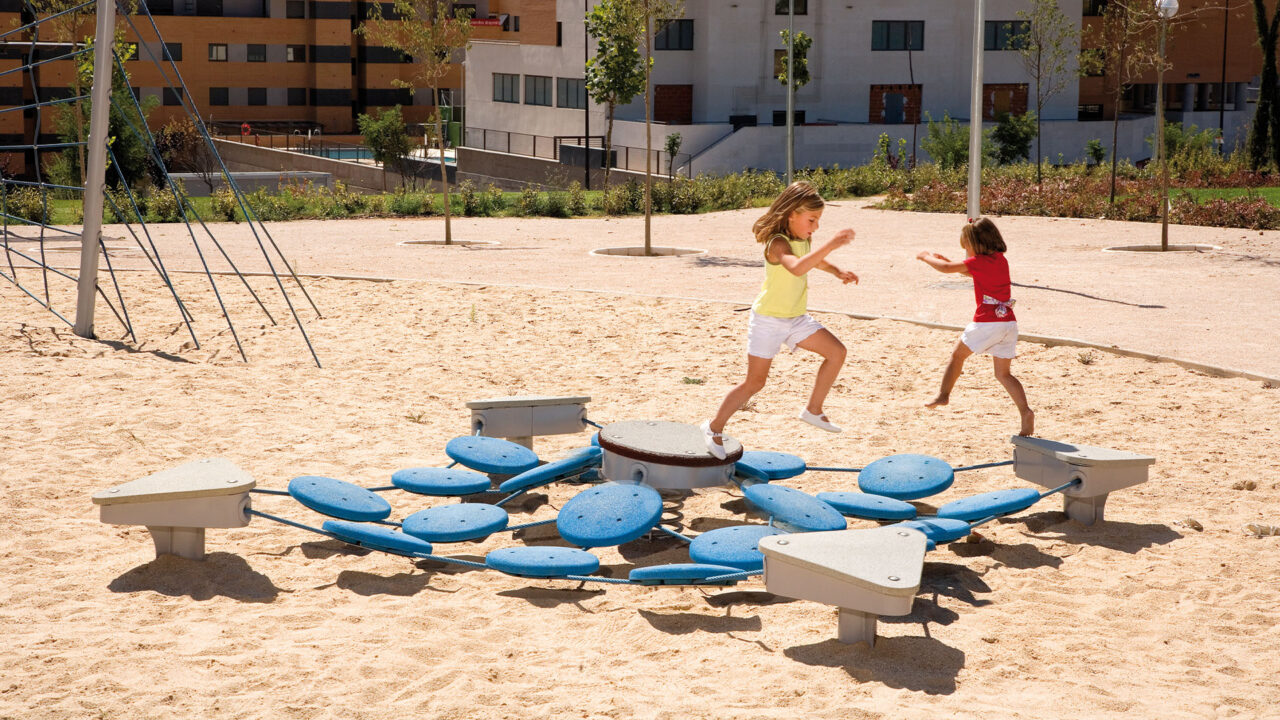 Einzelgeräte sind Gestaltungselemente, die helfen, eine Straße, einen Schulhof, eine Nachbarschaft oder einen Spielplatz auf einfache Art und Weise zu ergänzen