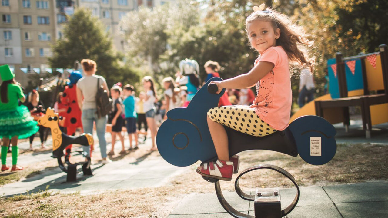 Endloser Spaß mit sicheren und robusten Spielgeräten für jedes Abenteuer im Freien.