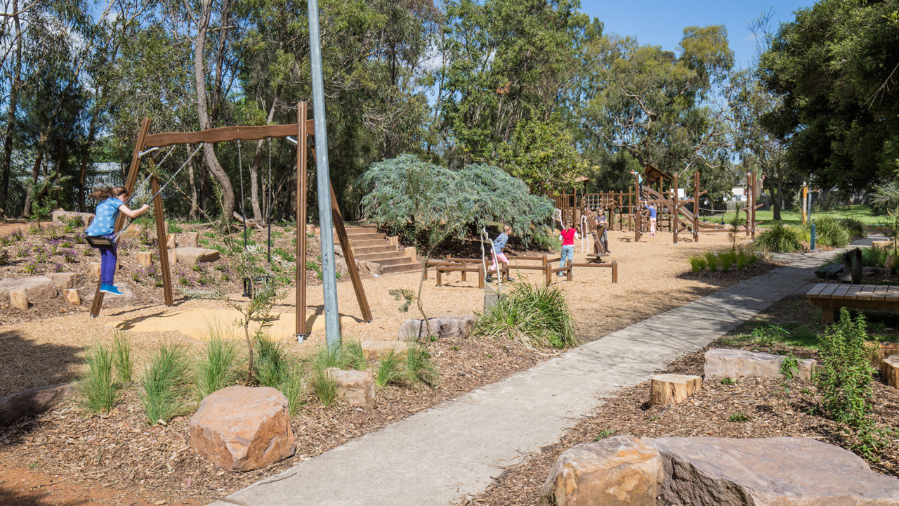 Flora natürliche Spielgeräte an einem Spazierweg im Park