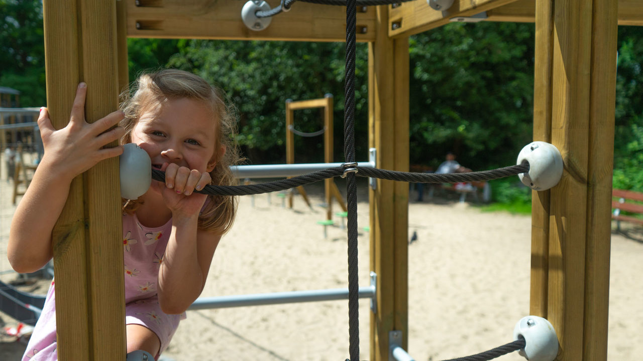Unsere Naturspielgeräte Clover bieten einen hohen Spielwert, haben keine Risse und bleiben lange schön.