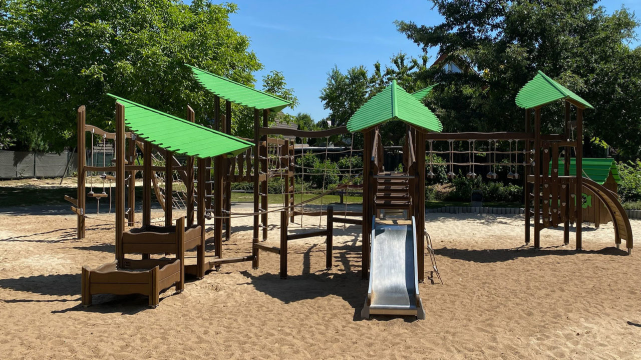 Die perfekte Balance zwischen Spiel und Natur: Flora-Spielgeräte, die Kinder mit der Außenwelt verbinden.