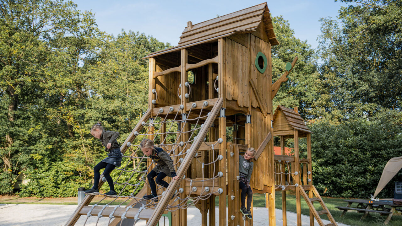 Kinderfreundliche Spielgeräte, die draußen für stundenlangen Spaß sorgen.