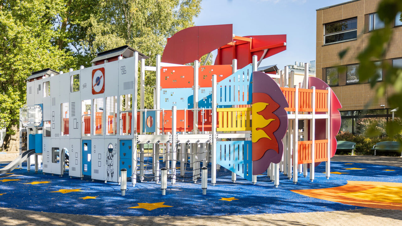 Gemeinsam spielen und lernen – Spielplätze mit interaktiven Elementen, die Kinder dazu einladen, spielend die Welt zu entdecken.