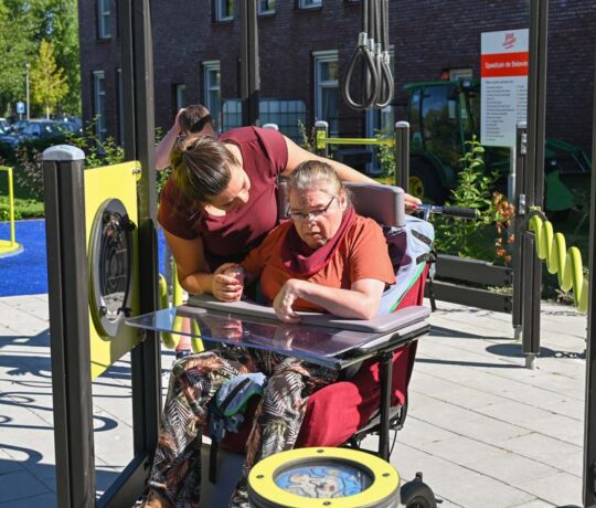 Gemeinsame Freude am Spiel: Bewohner und Betreuer genießen den inklusiven Spielplatz bei Ipse de Bruggen.