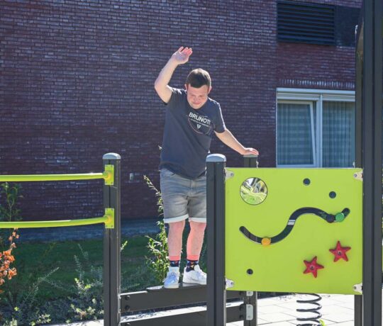 Lappset Geräte sind in leuchtenden Farben erhältlich, die für mehr Kontrast sorgen und die Sinne anregen