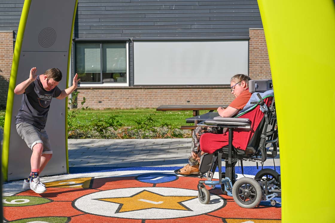 Bewegung mit Freude: Der interaktive Spielbogen Sona regt die Kreativität und Mobilität der Bewohner an.