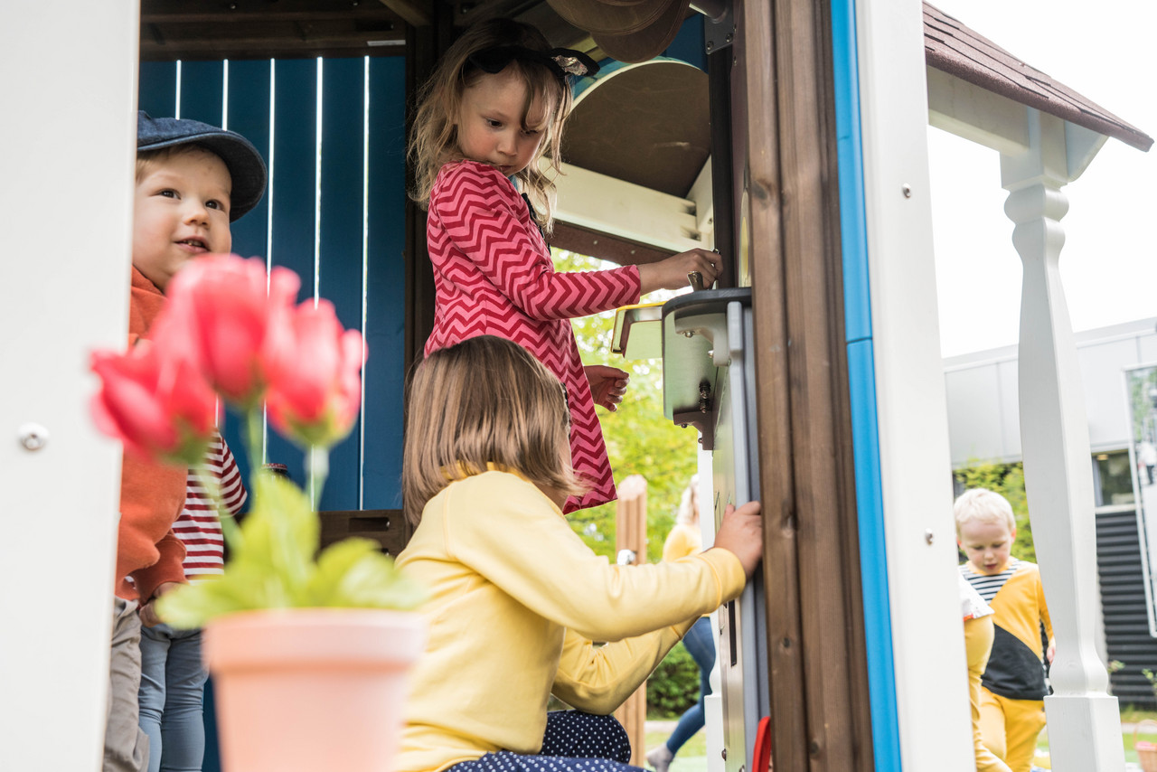 Zwei Kinder spielen in der Küche – Kreatives Rollenspiel im Moomin-Haus.
