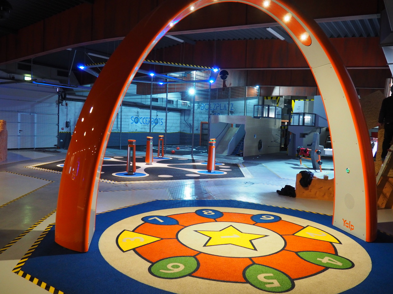 Lappset Sona - Spielbogen und Lappset Memo - Spielsäulen im Fort Fun L.A.B.S