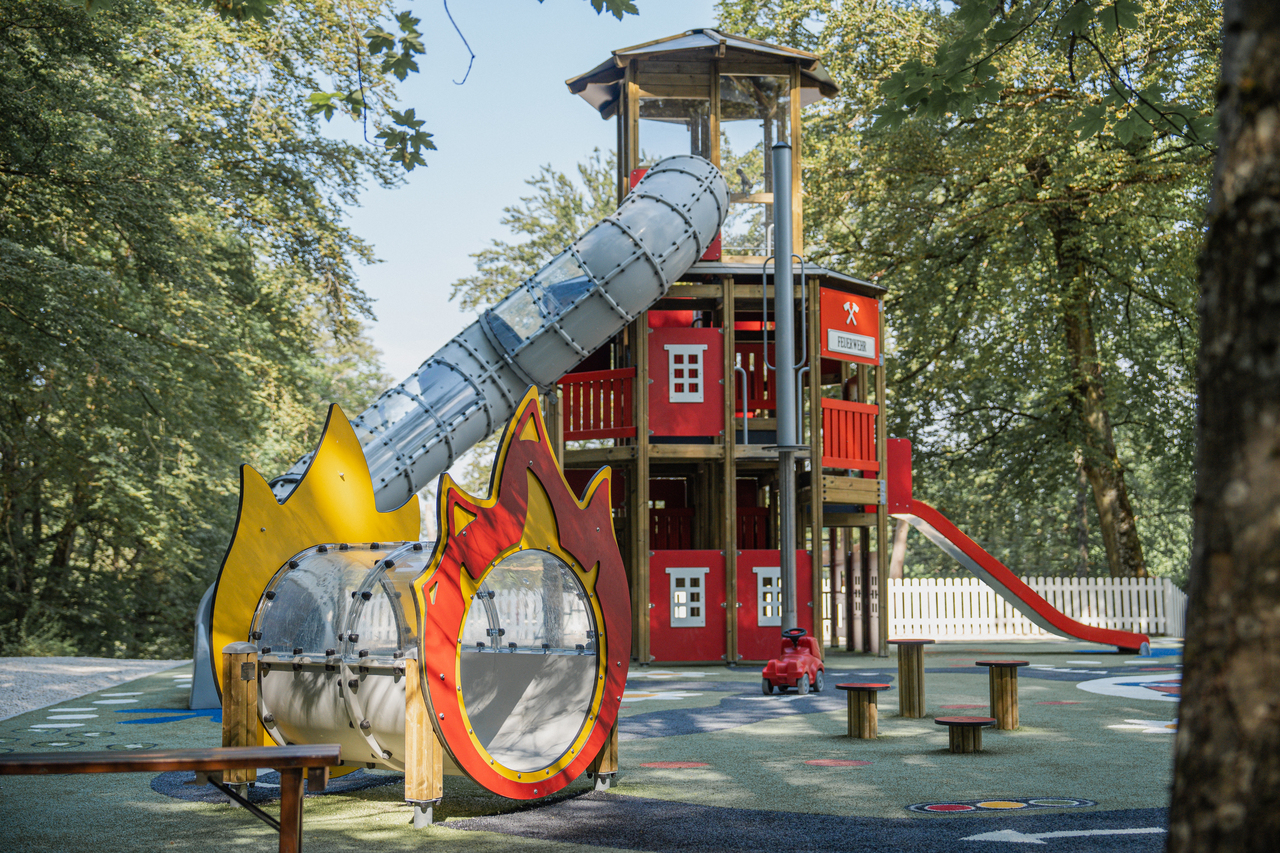 Die interaktive Lappset Sona bringt Bewegung und Spaß auf die Feuerwehr-Spielwelt.