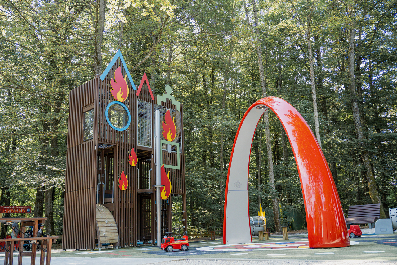 Der Feuerwehrspielplatz von Lappset – ein Ort, an dem Kinderträume wahr werden.