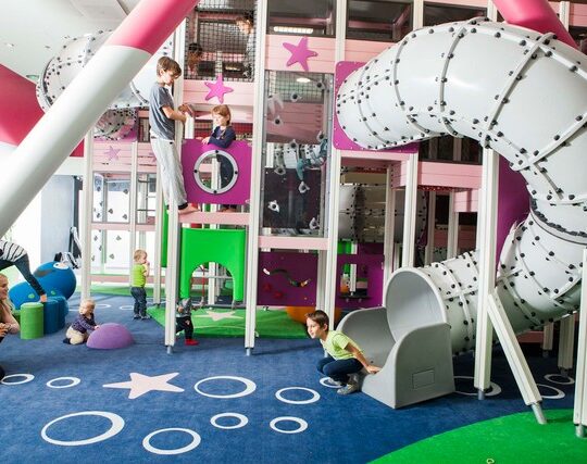 Die besten Spielgeräte für deinen Indoorspielplatz