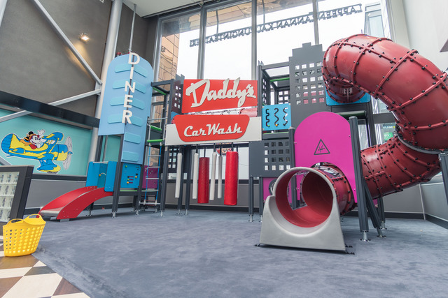 Indoorspielplätze fördern die motorischen Fähigkeiten der Kinder auf spielerische Weise.