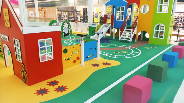 Viel Platz für Klettern, Rutschen und Lachen – der perfekte Ort für aktive Kinder.