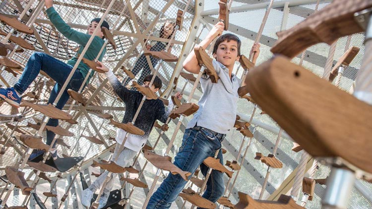 Spielvergnügen für Jung und Alt: Entdecken Sie unseren einzigartigen Spielplatz!