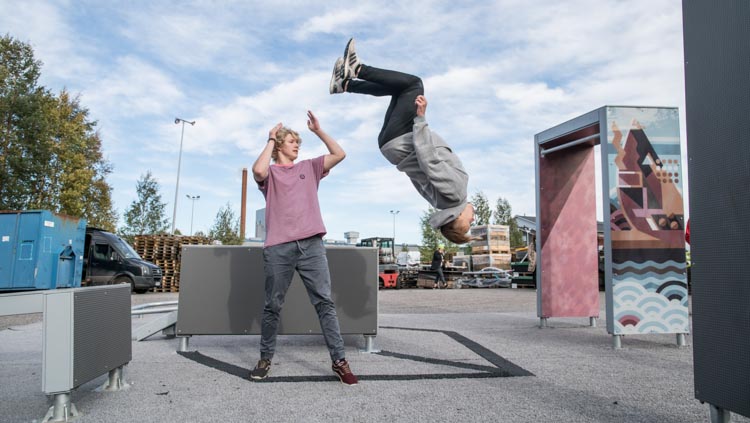 Die Kunst der Bewegung: Ein Parkour-Athlet überwindet mühelos Hindernisse.