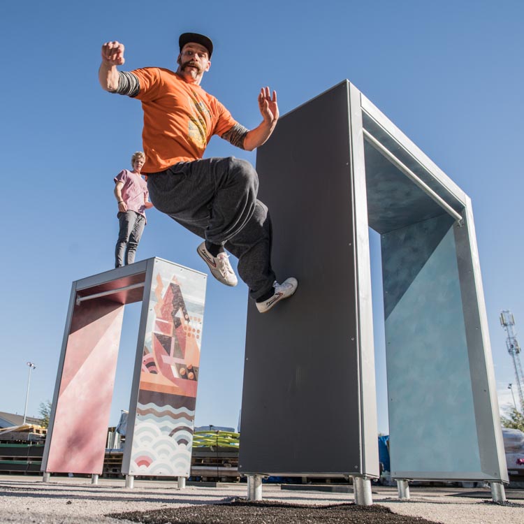 Mutige Sprünge: Ein Parkour-Läufer meistert eine hohe Wand.