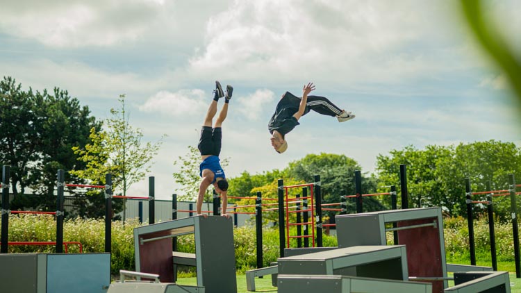Herausforderungen meistern: Ein Parkour-Athlet überwindet mit Leichtigkeit verschiedene Hindernisse auf seinem Weg.