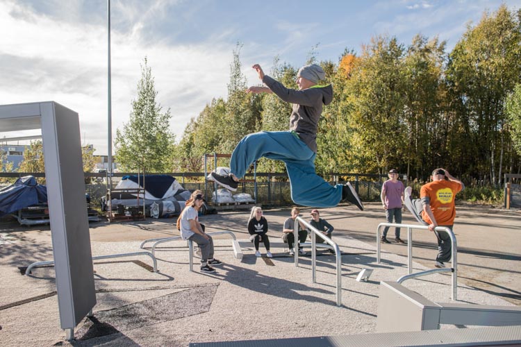 Urbanes Abenteuer: Parkour-Enthusiasten erkunden die Stadt mit atemberaubender Geschicklichkeit.