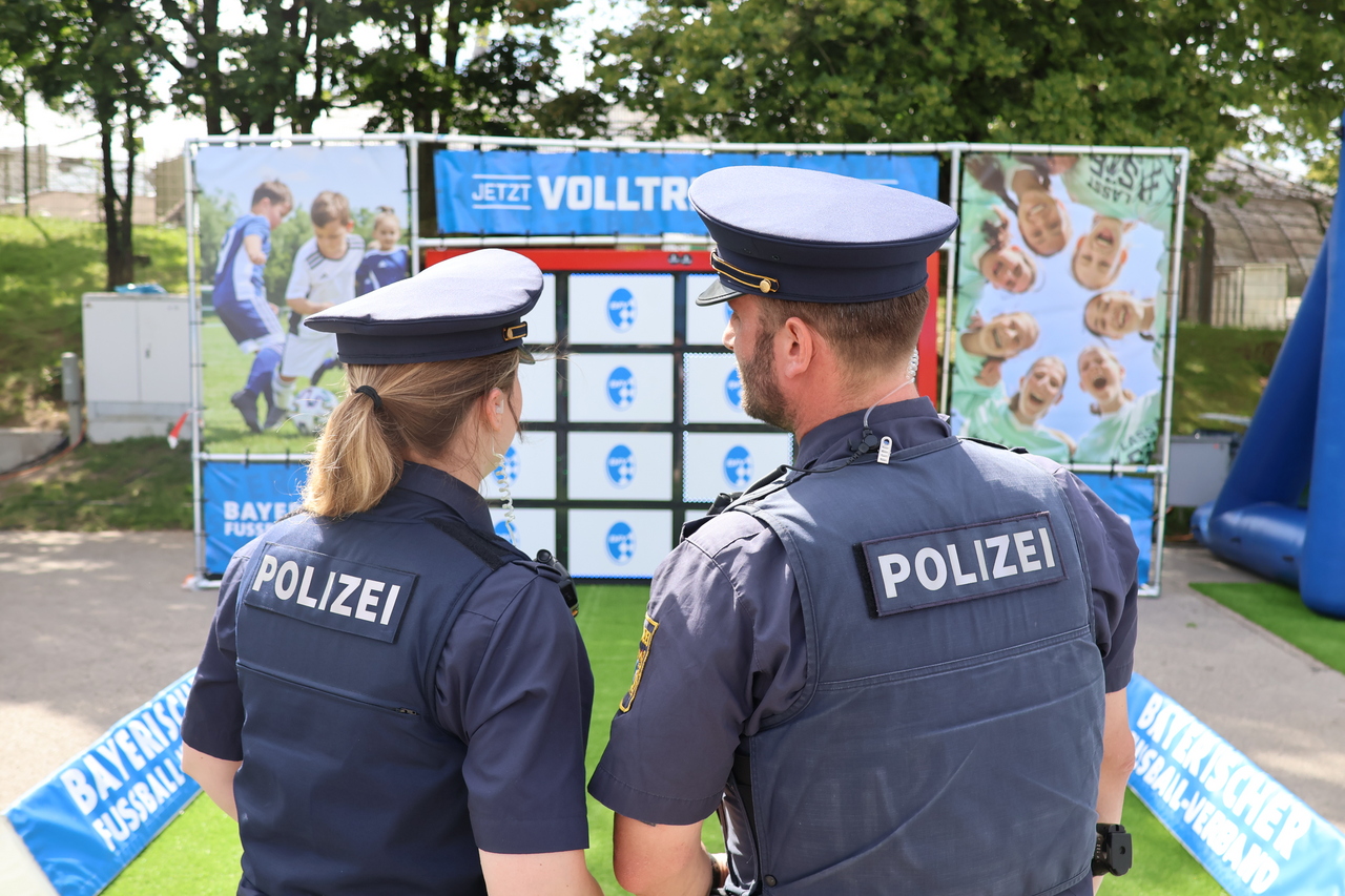 Spannende Momente: Auch die Polizei nimmt an der Herausforderung der Sutu Torwand teil.